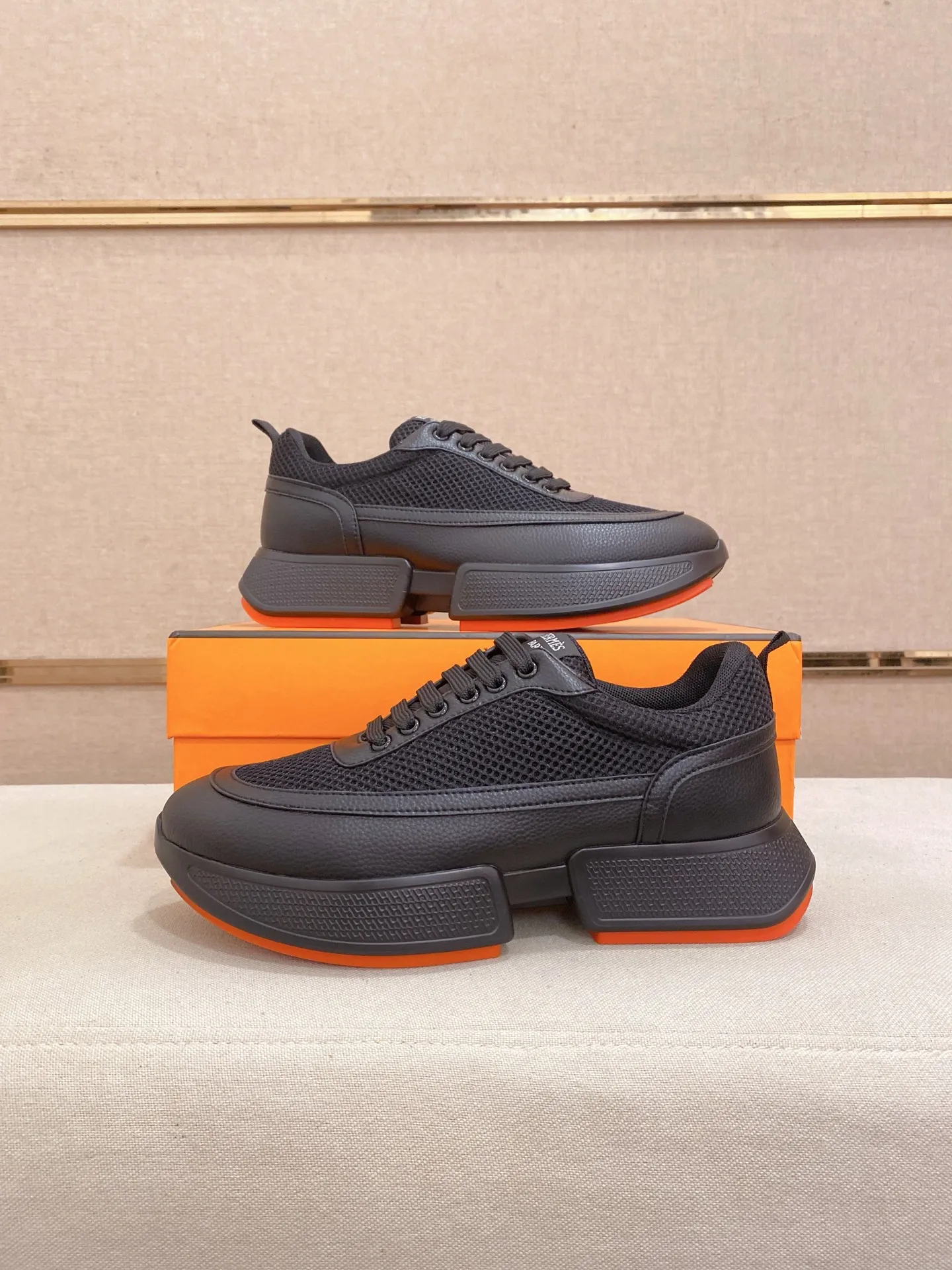 Men's clothing and shoes💰: 462💰《HERMES》【Classic Original Version】Hermès; Top 🔝 Purchasing Agency 🔍🔍Men's latest 🇺🇸 counters are on sale simultaneously, imported from Italy original ▲▲cowhide ▲▲ (high-end, extravagant and classy) ) Exquisite workmanship (Italian 🇮🇹 imported water-dyed 🐂 cowhide lining) sole: original sole provided by the original factory, ⚠️exclusive double-layer activity·TPR·rubber·combined molded outsole; super comfortable·wear-resistant·non-slip·environmental protection The real thing is more beautiful if you take the real thing (high quality, follow the order). You can enter and exit the counter at will * Number of yards: 38-44 (45 can be customized and cannot be returned or exchanged)